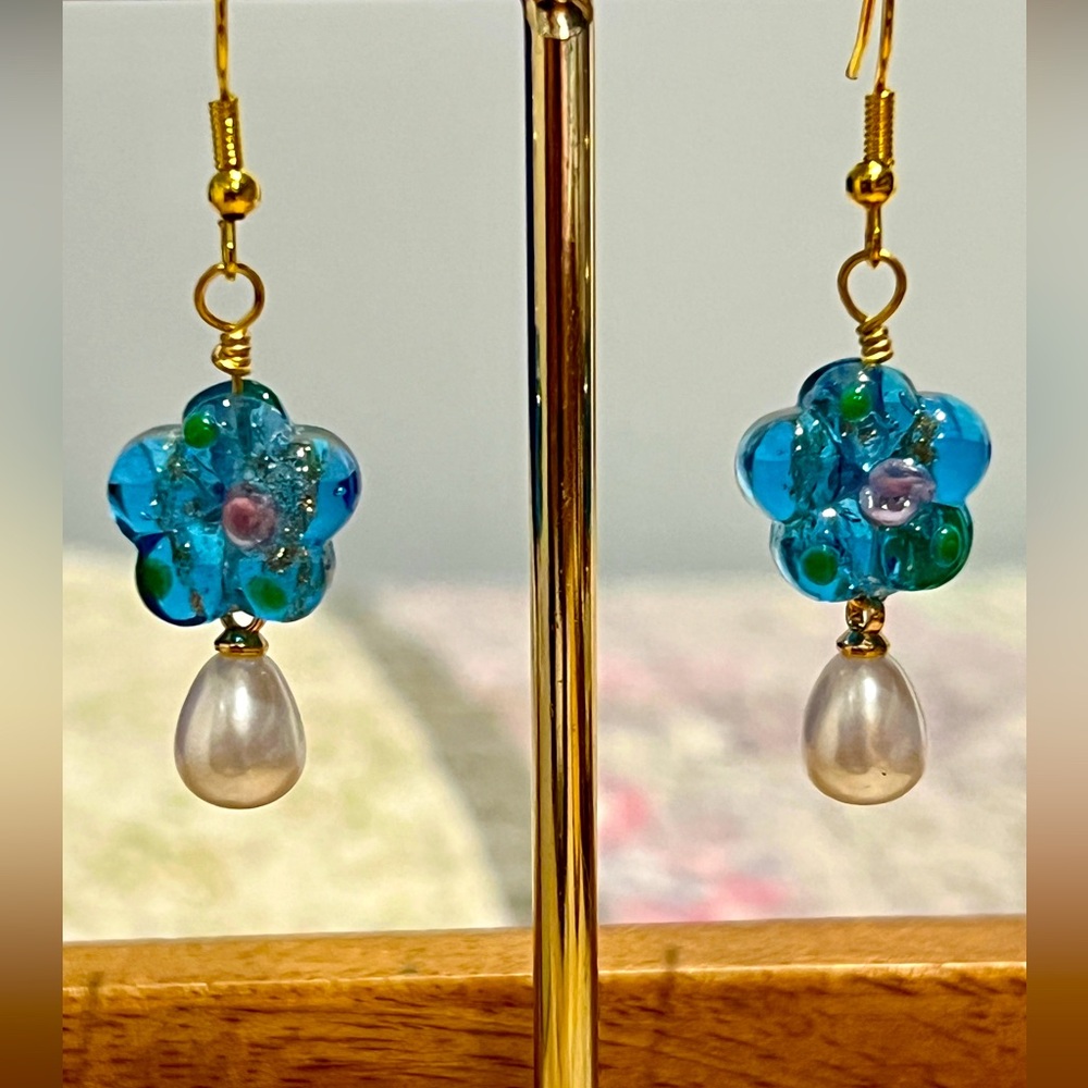 New Gorgeous Blue Flower Lamp Work Glass & Imitation Pearl Teardrop Earrings